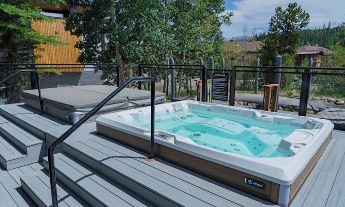 Winter Park Hotel | Cozy Winter Park Stay Perfect for Group Travelers | 2 Units | Hot Tubs Access