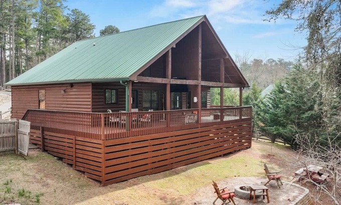 Flowery Branch Casa | Cozy Wood Cabin Retreat w/Dock, Deck & Views