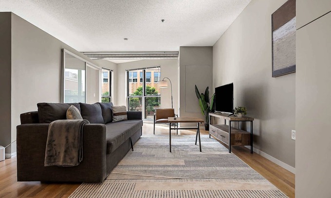 Mill District Apartamento | CozySuites Mill District with pool, gym #12