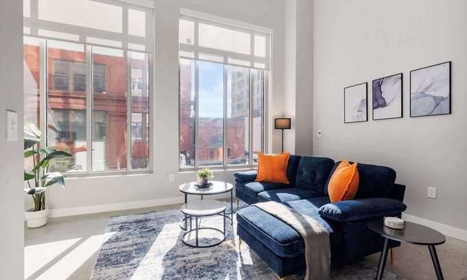 Downtown Cincinnati Apartamento | CozySuites Modern 3BR OTR District #17
