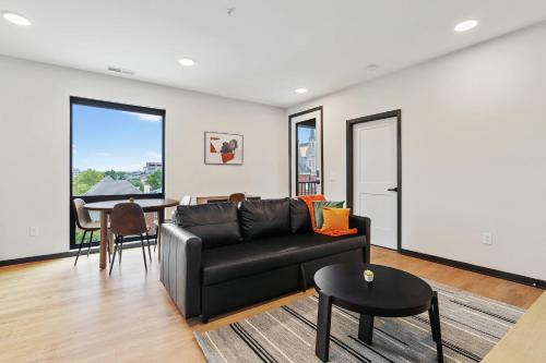 Lockerbie Square Apartamento | CozySuites on Mass with garage parking #6