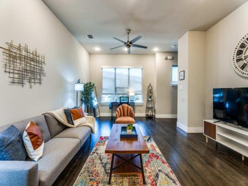 Old East Dallas Casa | CozySuites Uptown 3BR King Beds Skyline View