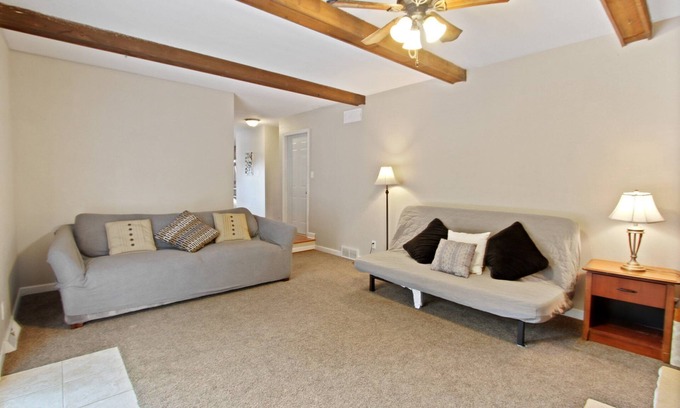 Oak Creek Casa | Cozzy 3 Bd House Oak Creek. 8min Milwaukee airport