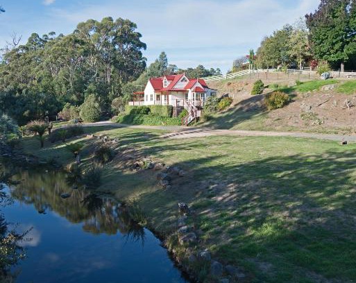 Grove Apartamento | CRABTREE RIVERFRONT COTTAGES 2 cottages EMILY & ELIZA COTTAGES Beautiful riverfront peaceful location RELAX & ENJOY