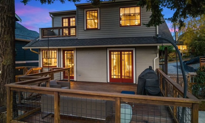 North Queen Anne Casa | Craftsman Charm & Stunning Views: Your Queen Anne Remodeled Getaway