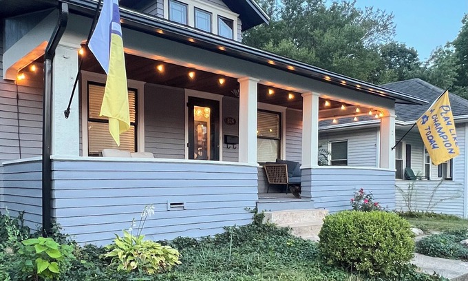 Northeast South Bend Casa | Craftsman walking distance to ND