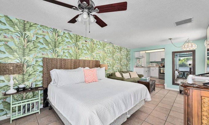 Historic Downtown Melbourne Apartamento | Crane Creek Inn Dolphin Suite: Waterfront Pool!