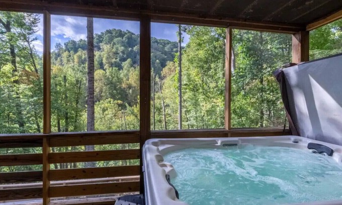 Sylva Apartamento | Crashing Creek Cabin, Hot Tub, Mountain Views & King Bed!