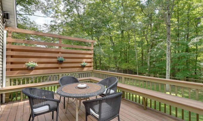 Phillipsport Casa | Creek Dips & S’mores: Catskills Gem