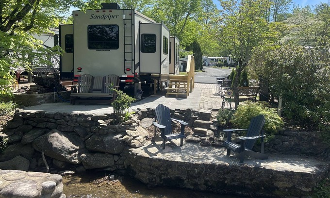 Gatlinburg - Pigeon Forge Alquiler De RV | Creek-side Campsite / Gatlinburg, Pigeon Forge, Smoky Mountains.