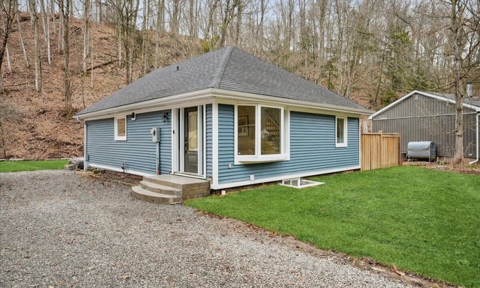 Burlington Cabaña | Creek Side Cottage