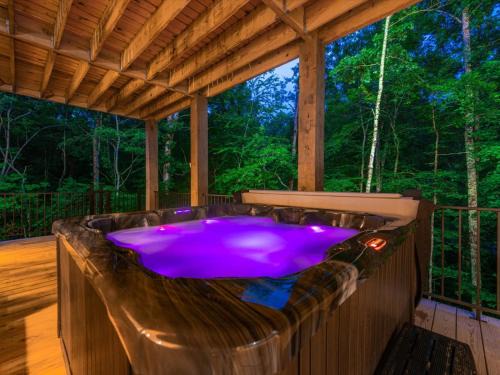 Foxfire Estates Casa | Creek Songs - Hot Tub, Sauna, Game Room, Three Decks, Fire Pit by the Creek - Blue Ridge, GA