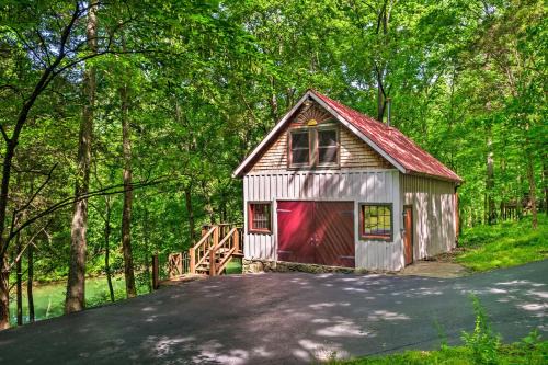 Halfway Casa | Creekside Cabin about 10 Mi from Bowling Green!