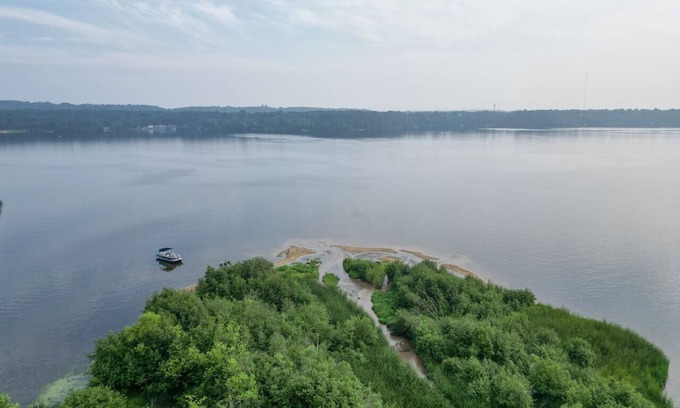 Seymour Casa | Creekside Cottage! Lake Altoona Getaway