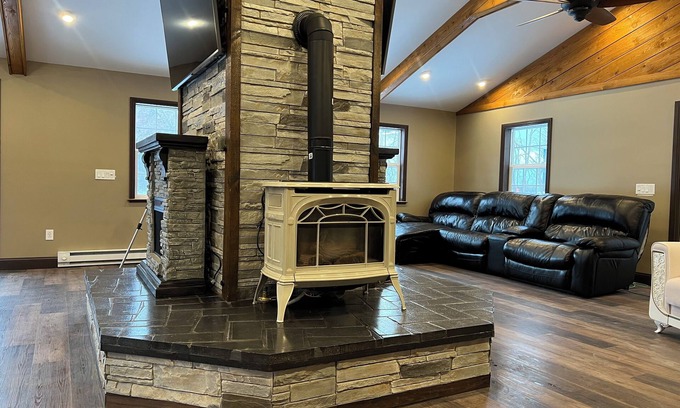 Town of Throop Casa | Creekside Hideaway 4 Bedroom House