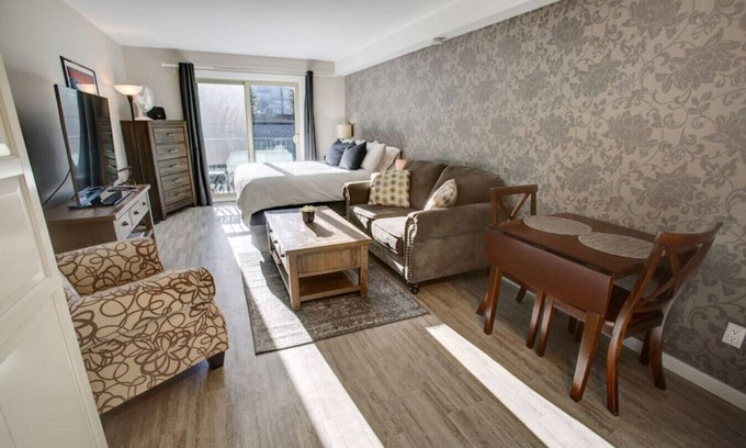 Whistler Creekside Condominio | Creekside Mountain View Studio!Patio + BBQ,Pool,Parking & Walk to Shops and Lakes!
