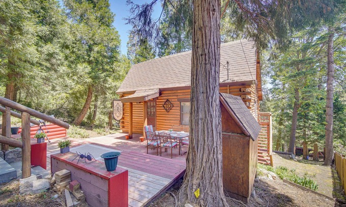 Cedarpines Park Cabina | Crestline Area Vacation Rental Cabin w/ Decks!