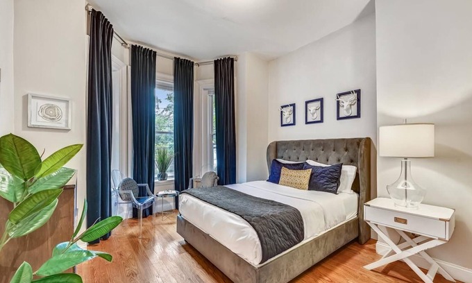 Highland Park Casa | Crisp, Contemporary Escape | Near T