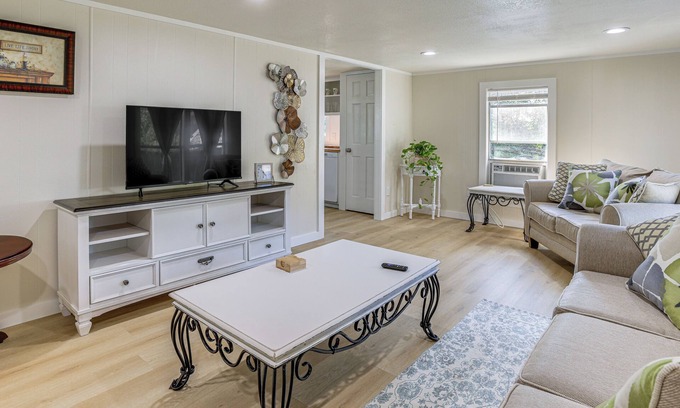 Crosby Casa | 'Crosby Huffman Hideaway' Serene Escape w/ Yard