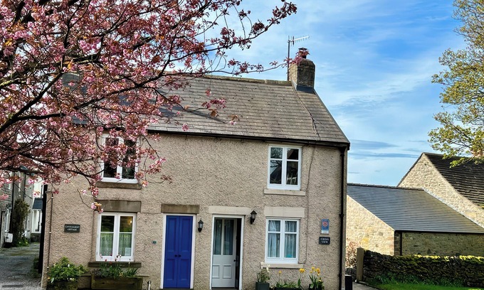 Litton Cabaña | CROSS VIEW, pet friendly, with open fire in Litton, Derbyshire
