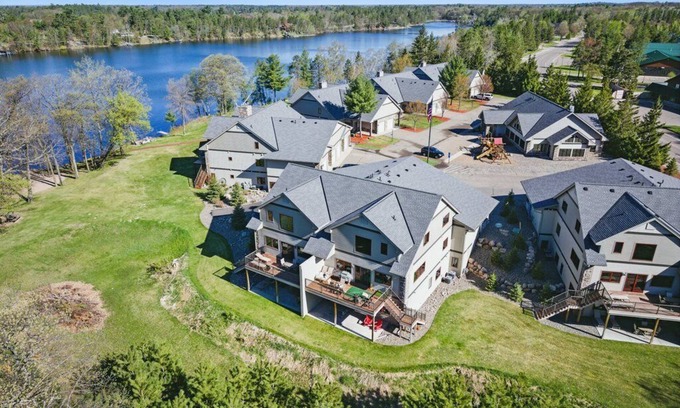 Crosslake Condominio | Crosslake Condo 825| Pool| Hot Tub| Waterfront