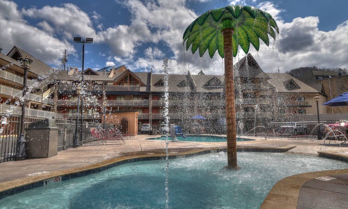 Gatlinburg Hotel | Crossroads Inn & Suites