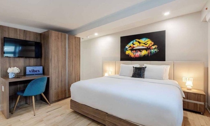 Gay Village Hotel | Crown Duo – Heart of Montreal