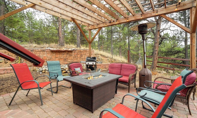 Florissant Cabina | Crystal Retreat! Fire Pit, Trails & Mountain Views