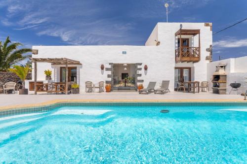 Tiagua Apartamento | Cuarto Botánico Studio - Shared Pool - Central Island Location - 10 mins drive to Famara and La Santa