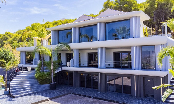 Alhaurín el Grande Villa | Cubo's Villa Le Corbusier / villa de lujo / piscina privada / jacuzzi interior / baño turco / piscina interior climatizada / aire acondicionado / wifi gratis