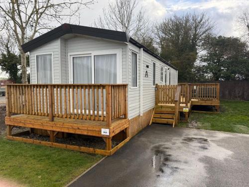 Malton Casa | Cuckoo Lodge with Hot Tub at Brickyard Lakes