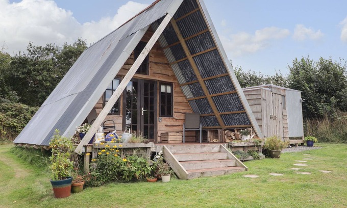 Kidwelly Cabaña | CUDDFAN ECO LODGE, romantic, character holiday cottage in Kidwelly