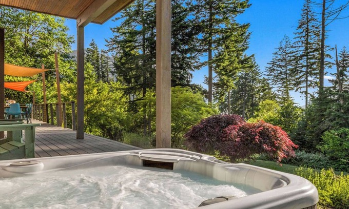 Stevenson Casa | Curated art, luxe linens & indoor-outdoor fireplaces.