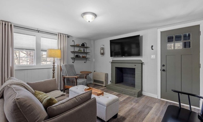 Bradford Cabaña | Current Cottage: Waterside 1 Bed 1 Ba Private Pond