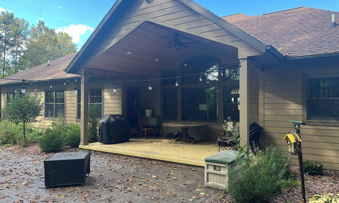 Forest Junction Casa | Custom 3 Bedroom Home South of Green Bay Built for Entertaining
