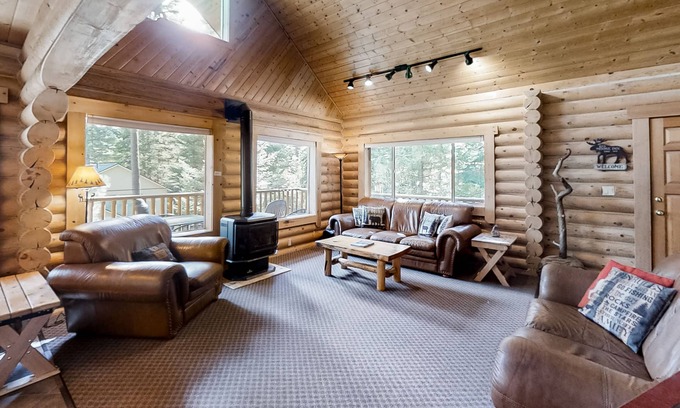 Enterprise Casa | Custom-built log home w/ gas grill, free WiFi, deck, and private location