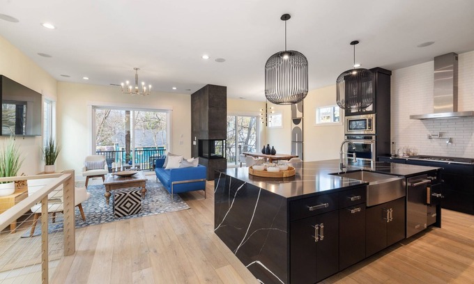 East Durham Casa | Custom Home Near Duke~Fast WiFi & Easy Check in