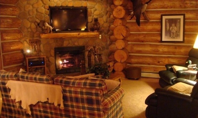 Brown Township Cabina | Cabina de registro personalizado en el corazón del Bosque Nacional de Manistee