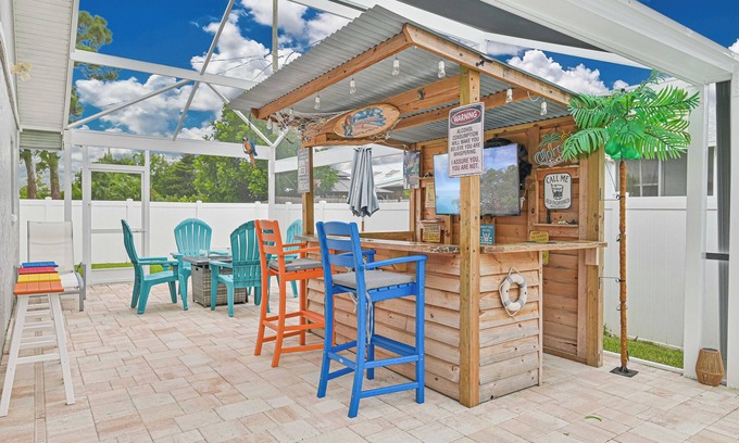 San Carlos Park Casa | Custom Pool! Tiki Bar | Private Yard ~ Enjoy SWFL