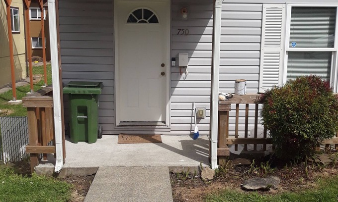 Coos Bay Casa | Cute 2 bed 1 bath fully furnished, close to shops, restaurant, Ming park.