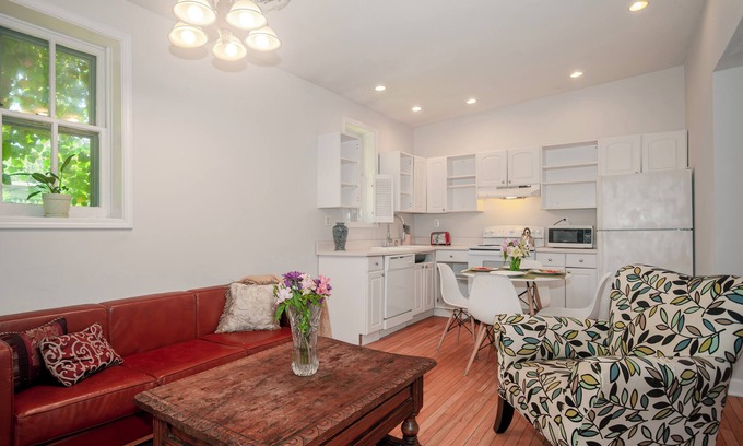 Detroit Casa | Cute 2 bedroom carriage house in historic district