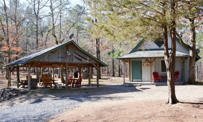 Board Camp Cabina | Cabaña en Shady Bend, para 4 personas, pavimentada para el camino de entrada. El sendero Wolf Pen solo 1 milla.