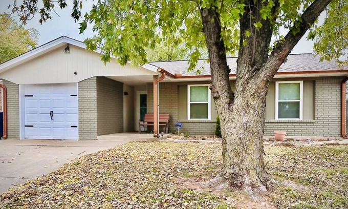 Yukon Casa | Cute cottage just off I40, Kilpatrick Turnpike and near Crest