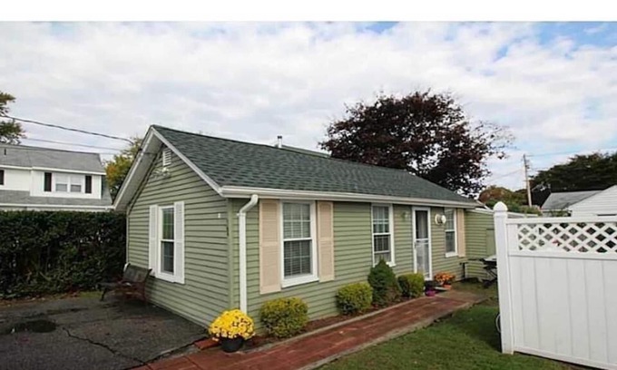 Narragansett Casa | Cute cottage just steps to beautiful Scarborough beach