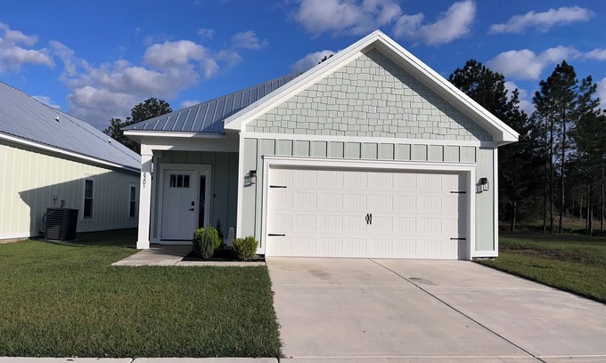 Foley Casa | Cute cottage near Sports Complex, OWA, beaches, shopping, restaurants. King bed.