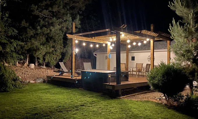 Okanagan-Similkameen Casa | Impresionante casa, pasos para el lanzamiento tranquilo del barco, con jacuzzi privado.