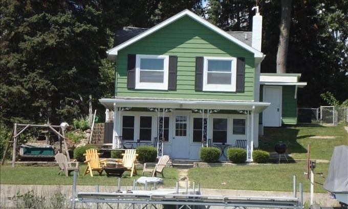 Three Rivers Cabaña | Renovada Fisher Lake Cottage disponible para alquiler semanal - ¡Tarifa especial de junio!