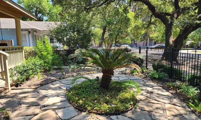 Greater Heights Casa | Cute Quiet Garage Apt Home