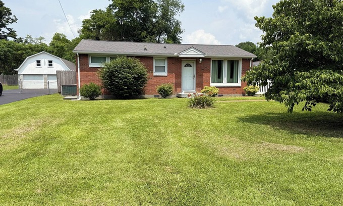 Old Hickory Casa | Cute Two Bedroom House at a Budget Price Country and City Life Combined