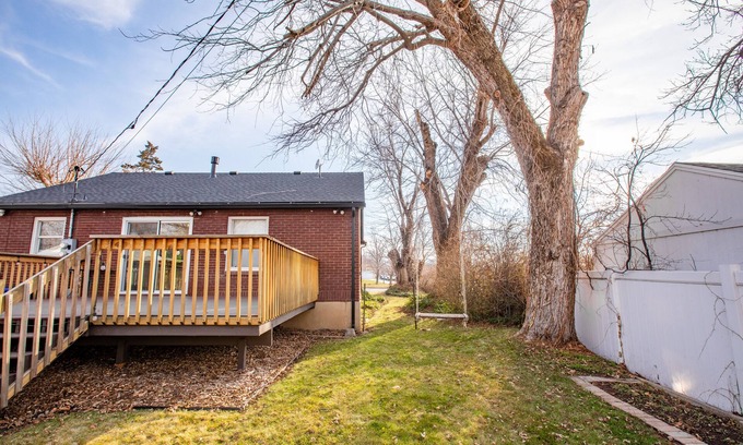 Bountiful Casa | Cute Updated Red Brick Basement Cottage